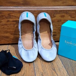 Feather Grey Tieks flats size 9 EUC!